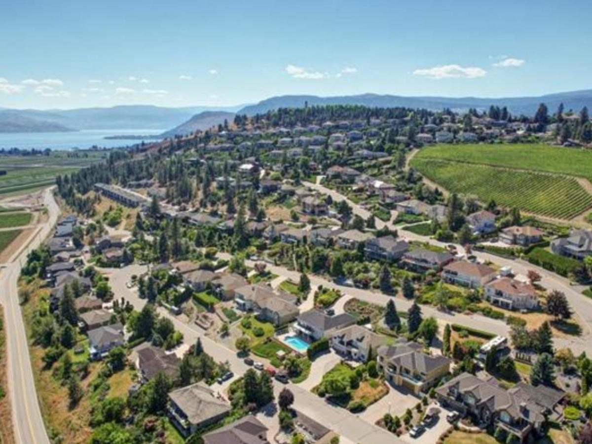 Lake View Yellow House By Winary Resort West Kelowna Exterior foto