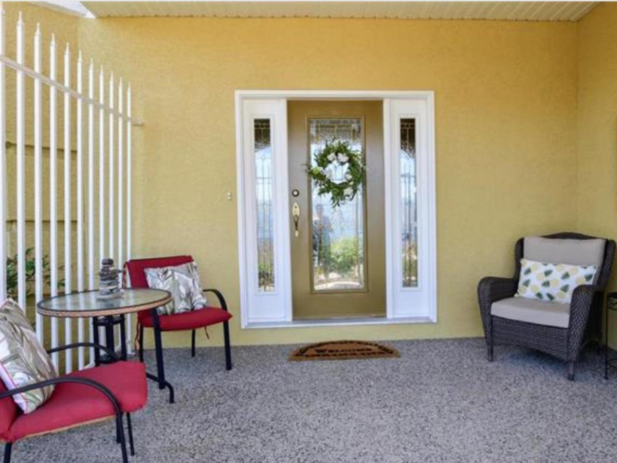 Lake View Yellow House By Winary Resort West Kelowna Exterior foto
